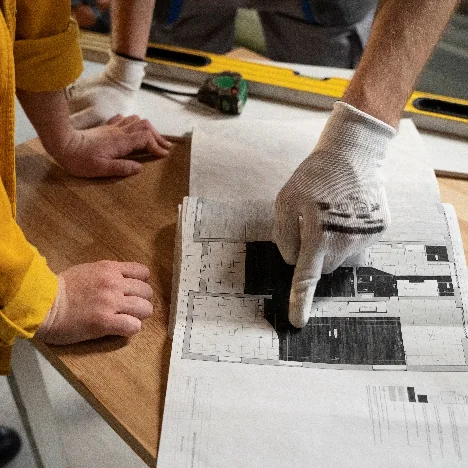 Detalhamento executivo sendo conferido em obra